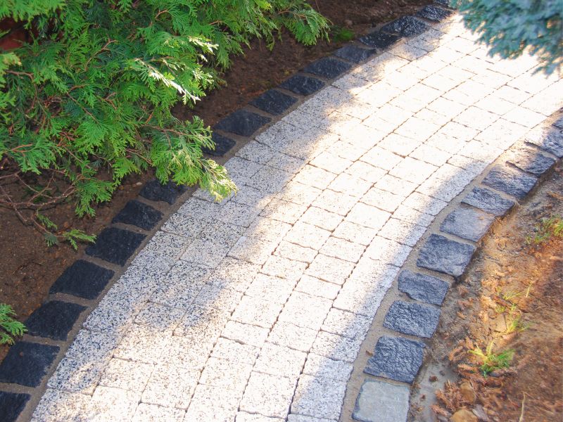 chodnik z kostki z obrzeżami
